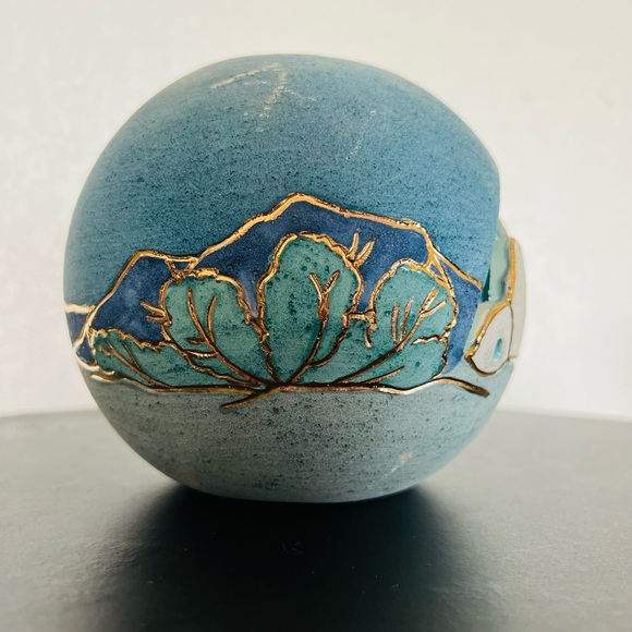 Vera Russell Southwestern Pottery with 22k Gold Inlay Trim Accents 1987: Signed - Picture 7 of 10